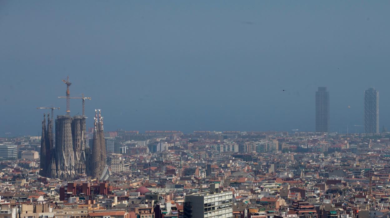 Aspecto del aire contaminado en Barcelona el pasado lunes.