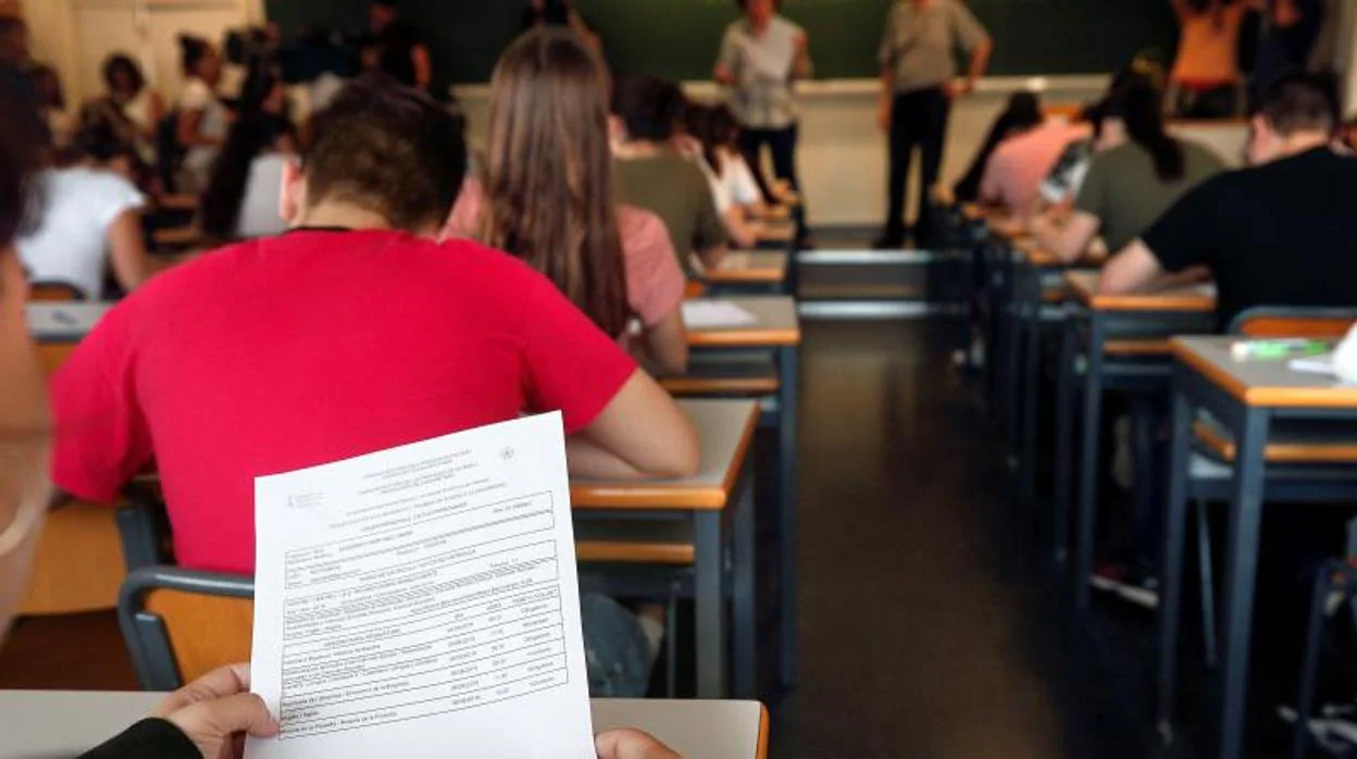 Estudiantes valencianos en un examen de la PAU 2019