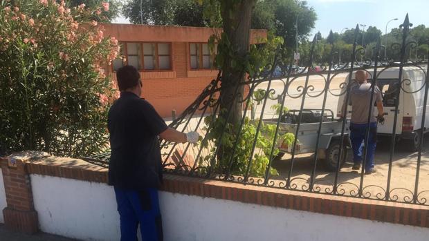 Causan destrozos en la entrada del recinto ferial de Talavera