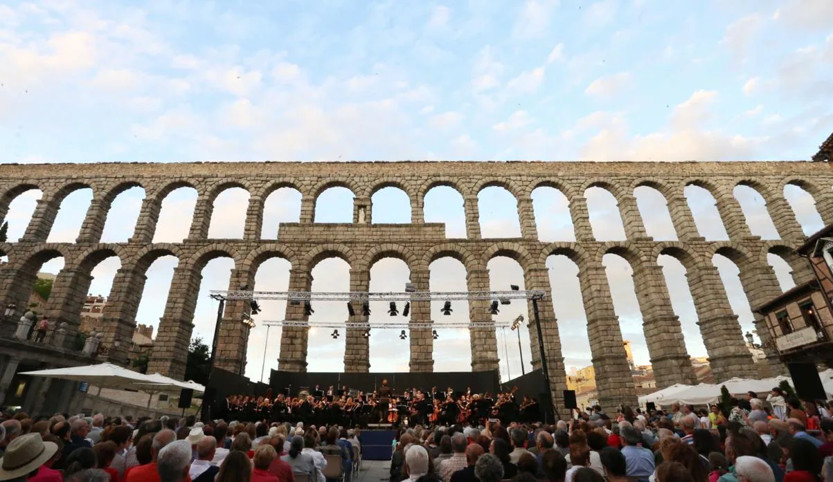 La OSCyL, bajo la dirección de Andrés Salado, ofrece el primer concierto del tercer ciclo «Plazas Sinfónicas»