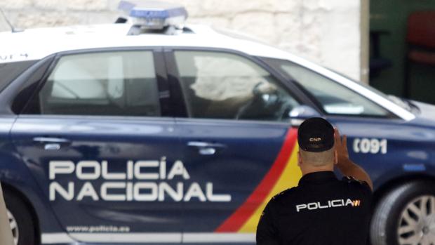 Un hombre ataca a otro con una barra metálica y un cuchillo durante una discusión en un bar