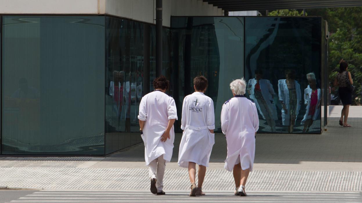 Imagen de archivo de tres auxiliares de enfermería a las puertas del Hospital Universitari i Politècnic la Fe