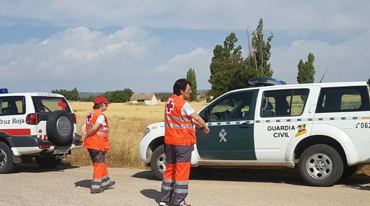 Una patrulla de la Guardia Civil y miembros de la Cruz Roja, durante la búsqueda del hombre desaparecido