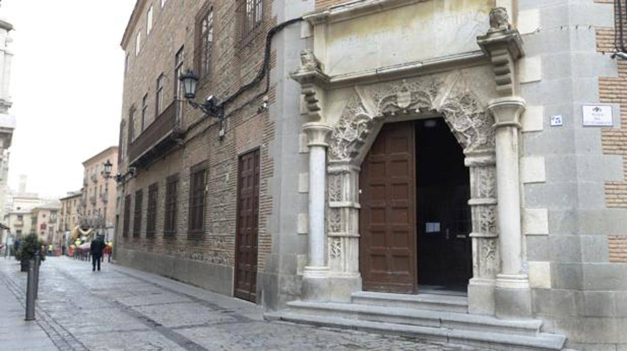 Puerta de principal de la Audiencia Provincial de Toledo