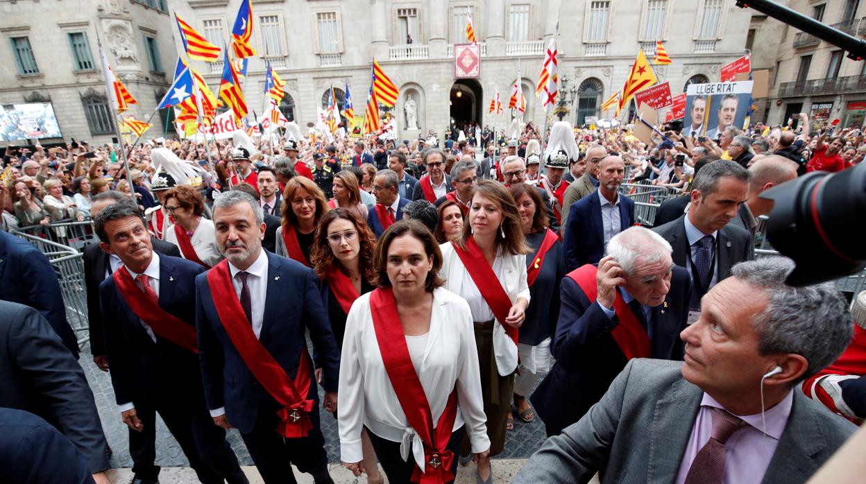 Colau, junto a Collboni, tras tomar posesión como alcaldesa de Barcelona