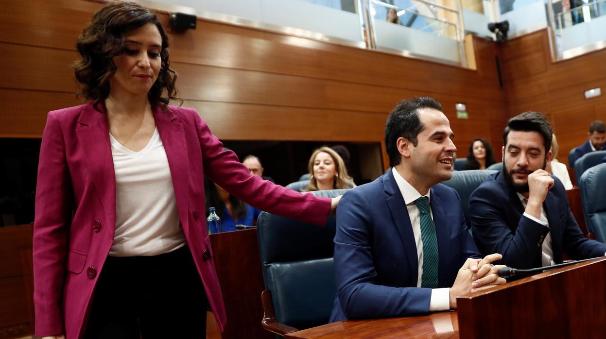 Isabel Díaz Ayuso saludo a Ignacio Aguado a su llegada a la Asamblea de Madrid