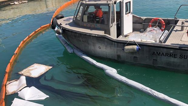 El vertido de 300 litros de un buque obliga a activar el Plan de Emergencias del Puerto de Valencia