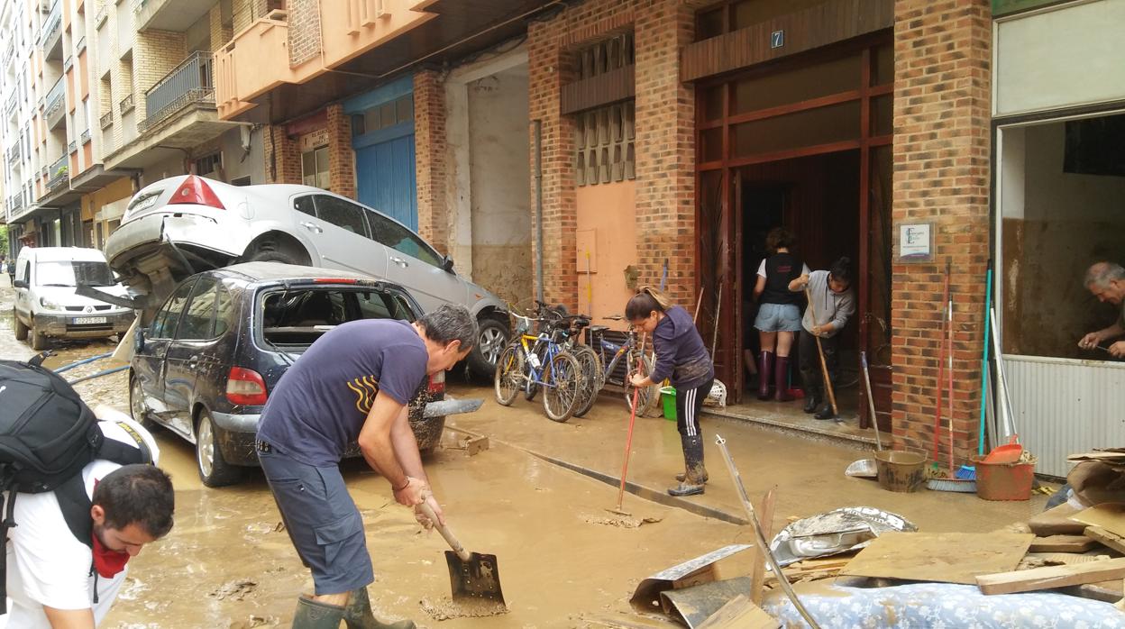 Vecinos y foráneos trabajaron en las labores de limpieza de Tafalla