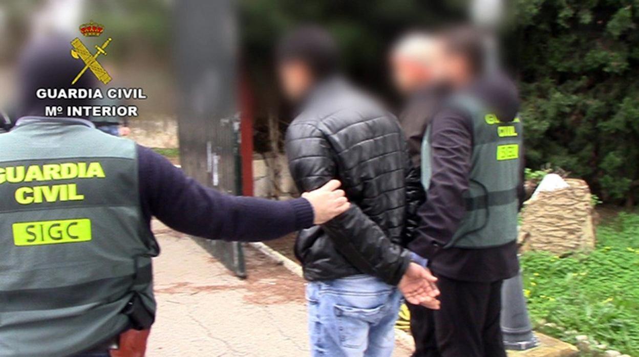 Detenido un padre y sus dos hijos por amenazar con una pistola a un hombre en Arroyo (Valladolid)
