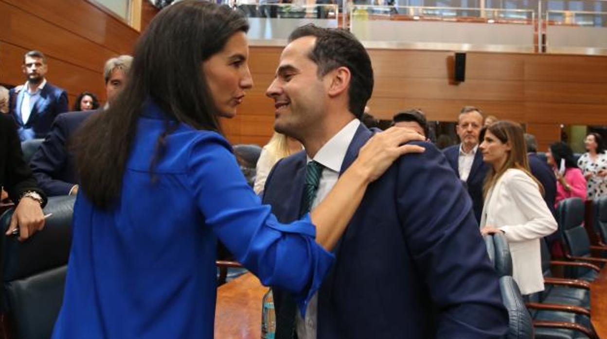 Rocío Monasterio e Ignacio Aguado se saludan durante el pleno de investidura sin candidato del miércoles en la Asamblea