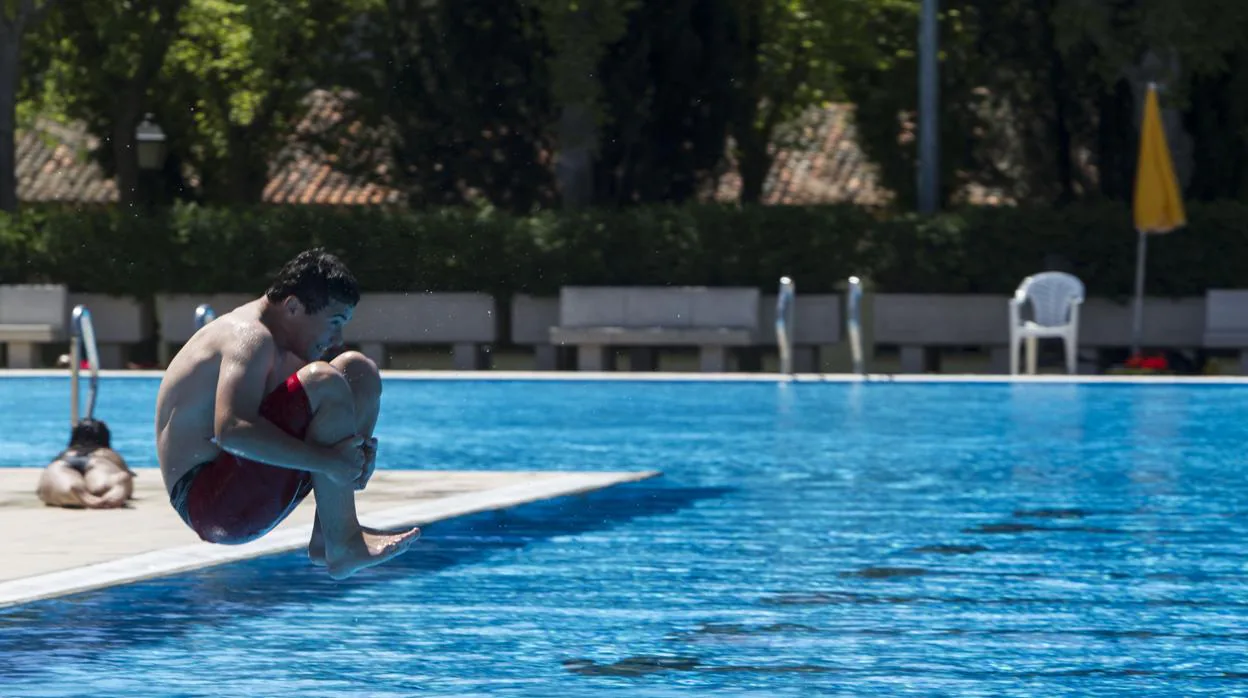 Un joven disfruta de la piscina municipal de Aluche, en una imagen de archivo