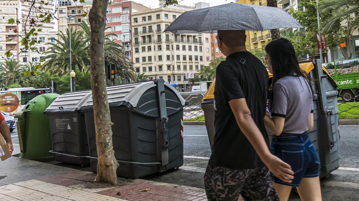 Imagen de una pareja bajo un paraguas en Alicante