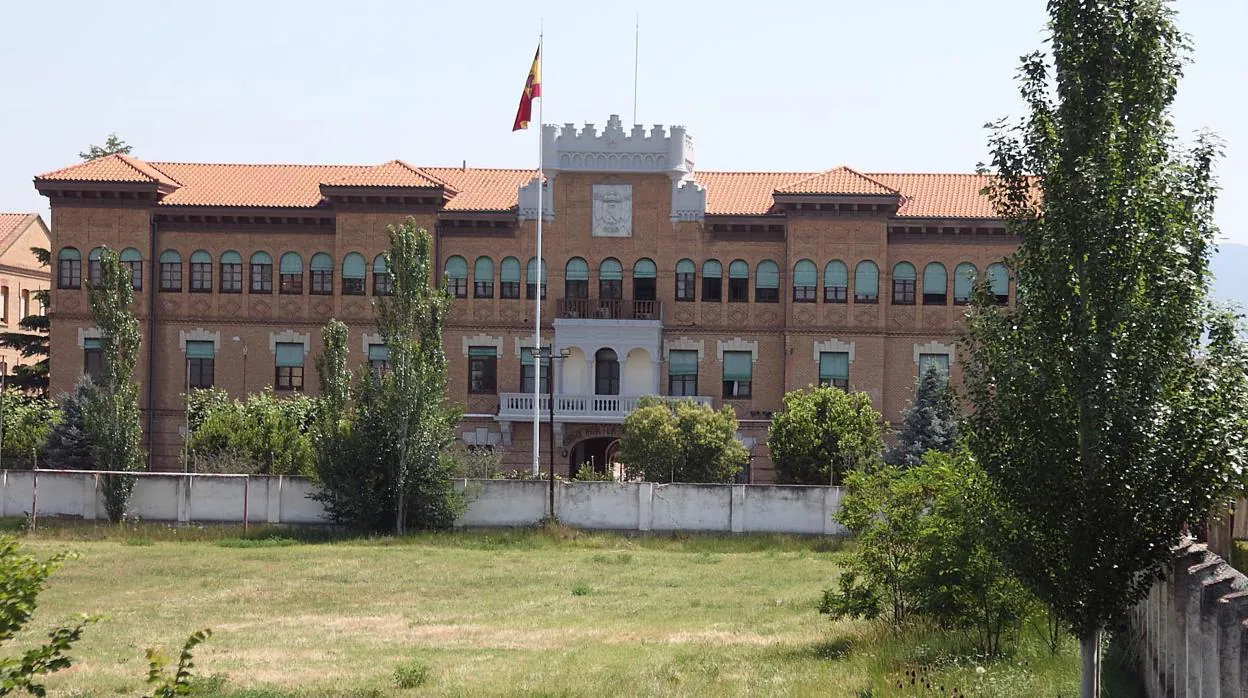 Fachada del cuartel de Calatayud, que alberga a la Academia de Logística del Ejército