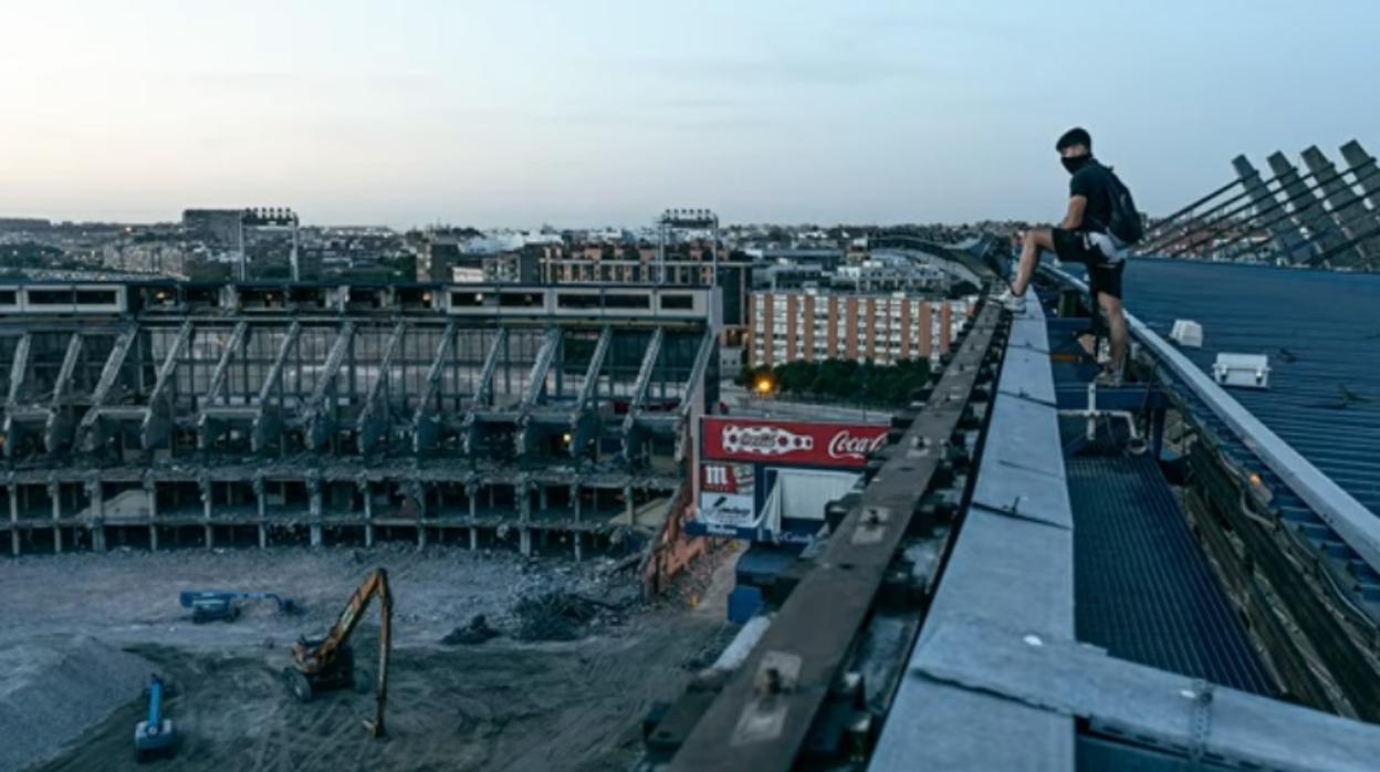 Uno de los jóvenes se fotografía al amanecer en la azotea del Calderón