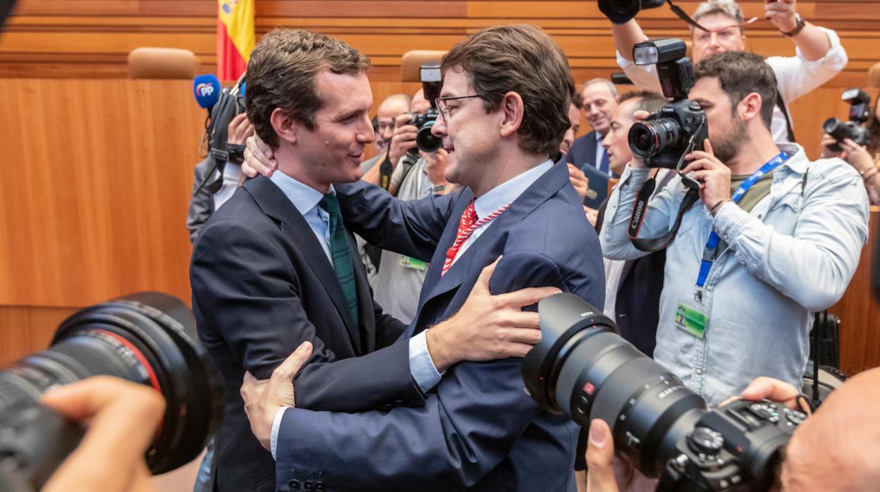 Casado felicita a Mañueco tras tomar posesión como presidente de la Junta de Castilla y León