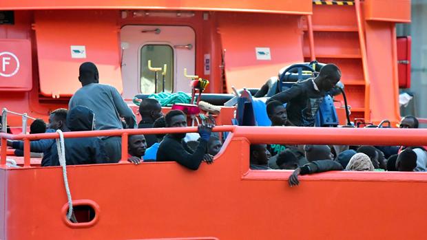 Rescatados en el Estrecho 145 inmigrantes que viajaban en dos pateras