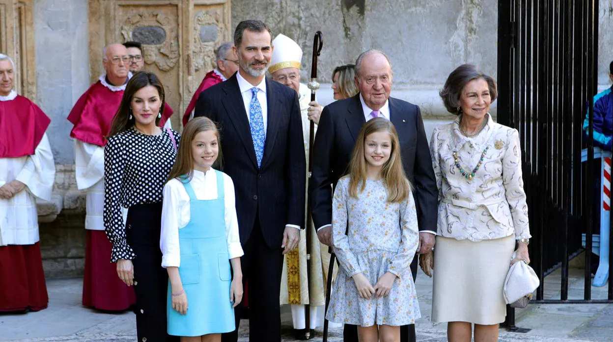 Los Reyes, sus hijas, la Princesa Leonor y la Infanta Sofía, y los Reyes Don Juan Carlos y Doña Sofía, en la misa de Domingo de Resurrección en la Catedral de Mallorca