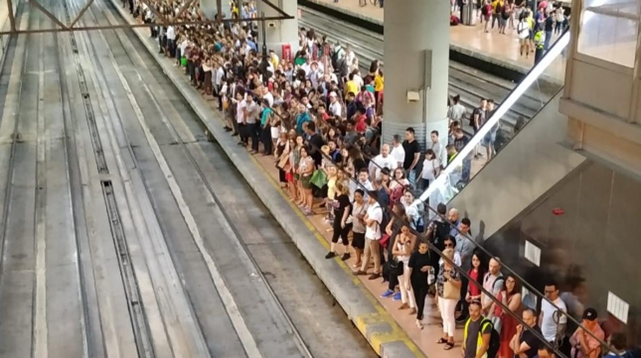 Andenes de Cercanías en la estación de Atocha, abarrotados de gente en hora punta durante la jornada de huelga