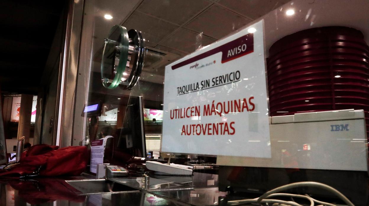 Imagen de una taquilla cerrada en la estación de Atocha