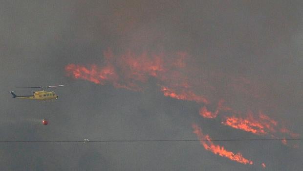 El incendio forestal de Beneixama arrasa 830 hectáreas y obliga a desalojar a 80 vecinos