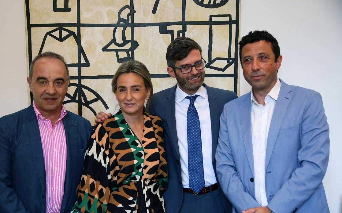 Emilio Selas, Milagros Tolón, Daniel Collado y Francisco Armenta durante la firma del convenio