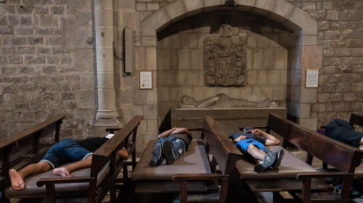 Grupos de menas duermen en una iglesia de Barcelona