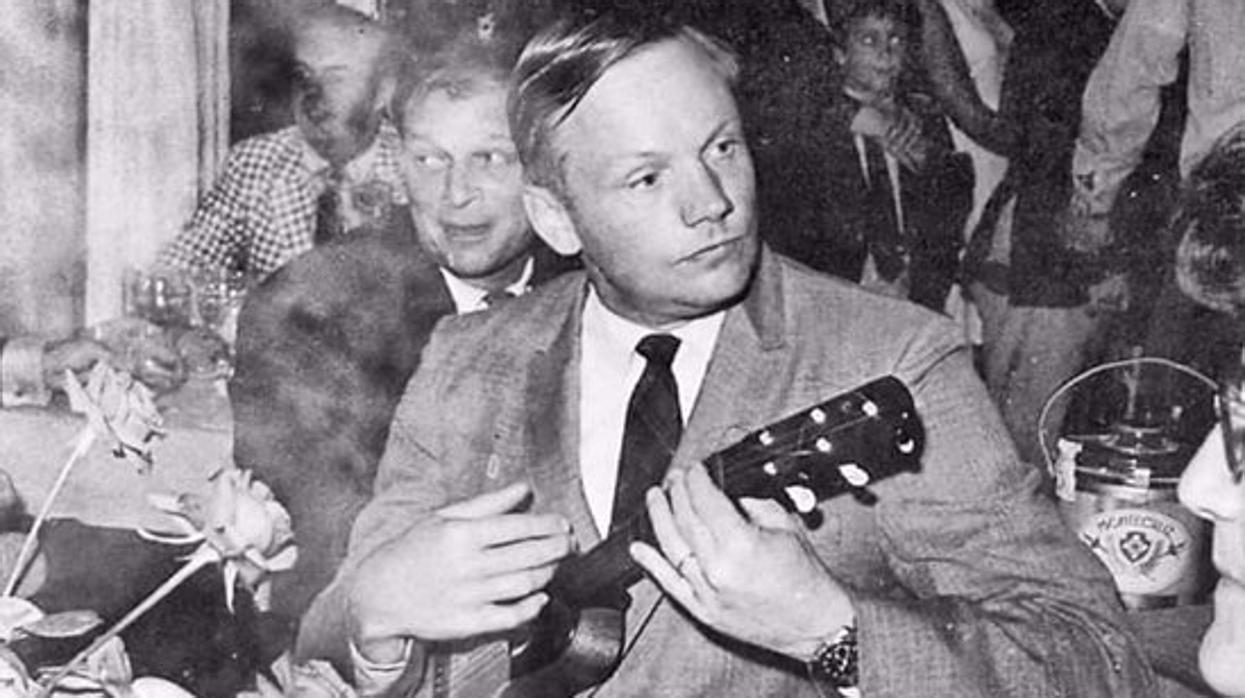 Neil Armstrong poco después de pisar la Luna, descansando en Maspalomas, tocando el timple.