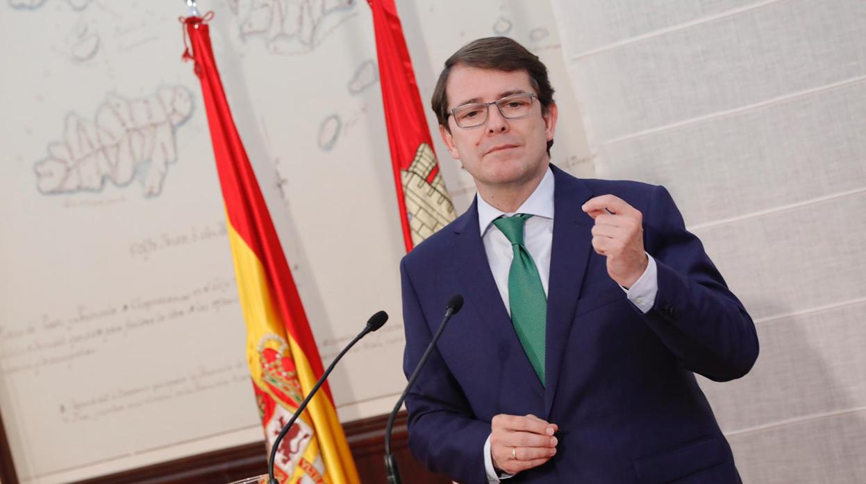 Fernández Mañueco, durante su comparecencia en la Sala de Mapas del Colegio de la Asunción, sede de la Junta