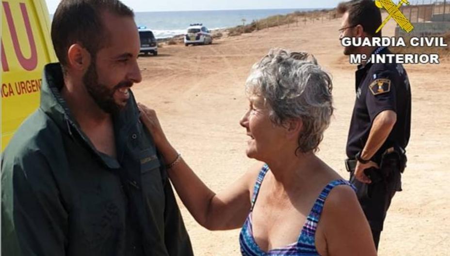 Vídeo: un guardia civil rescata a una turista británica que se ahogaba en una playa de Torrevieja