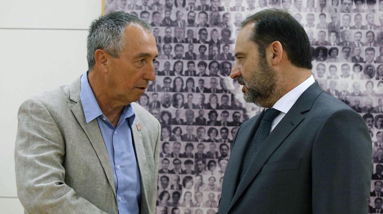 El portavoz de Compromís, Joan Baldoví, y el secretario de Organización del PSOE, José Luis Ábalos, hoy en el Congreso