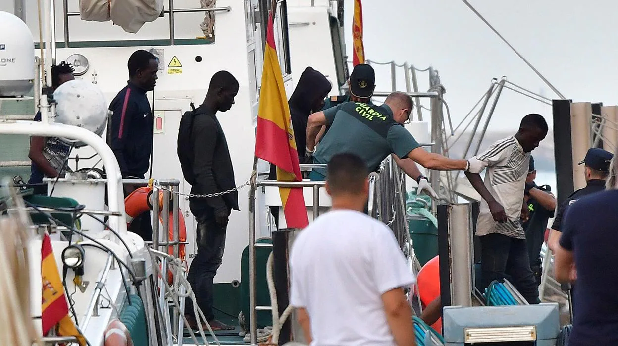 Inmigrantes siendo rescatados por la Guardia Civil