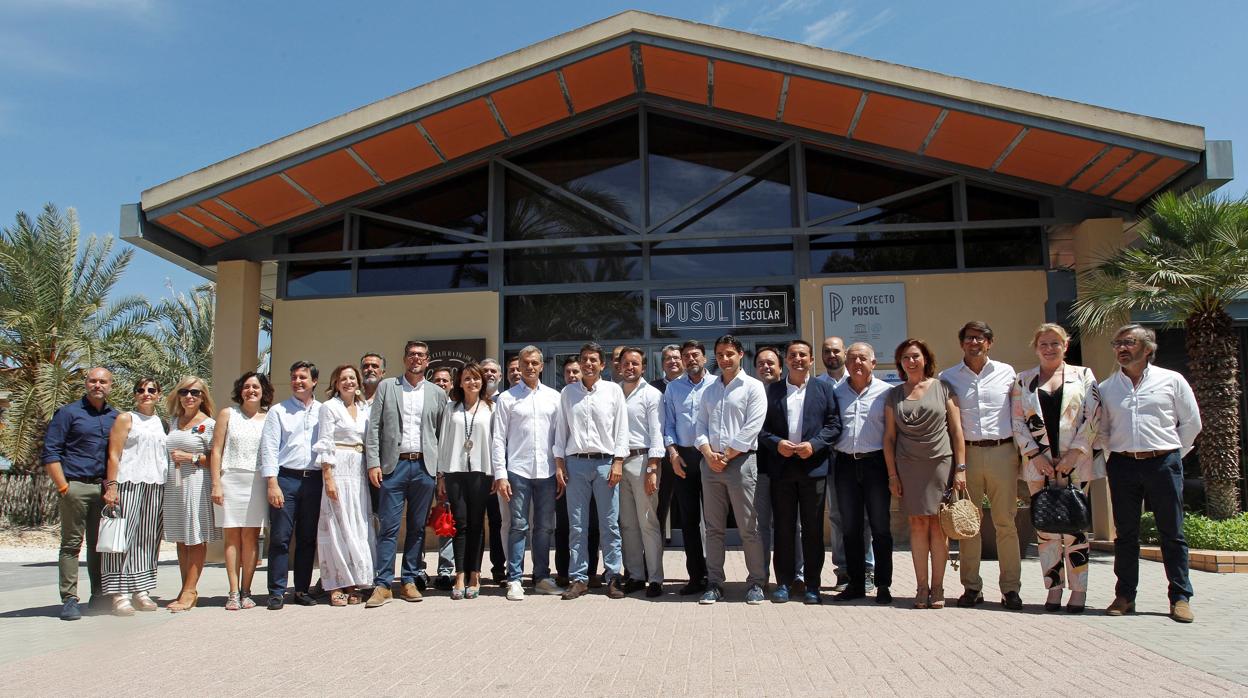 Imagen de los participantes en las negociaciones entre Ciudadanos y PP en la Diputación de Alicante