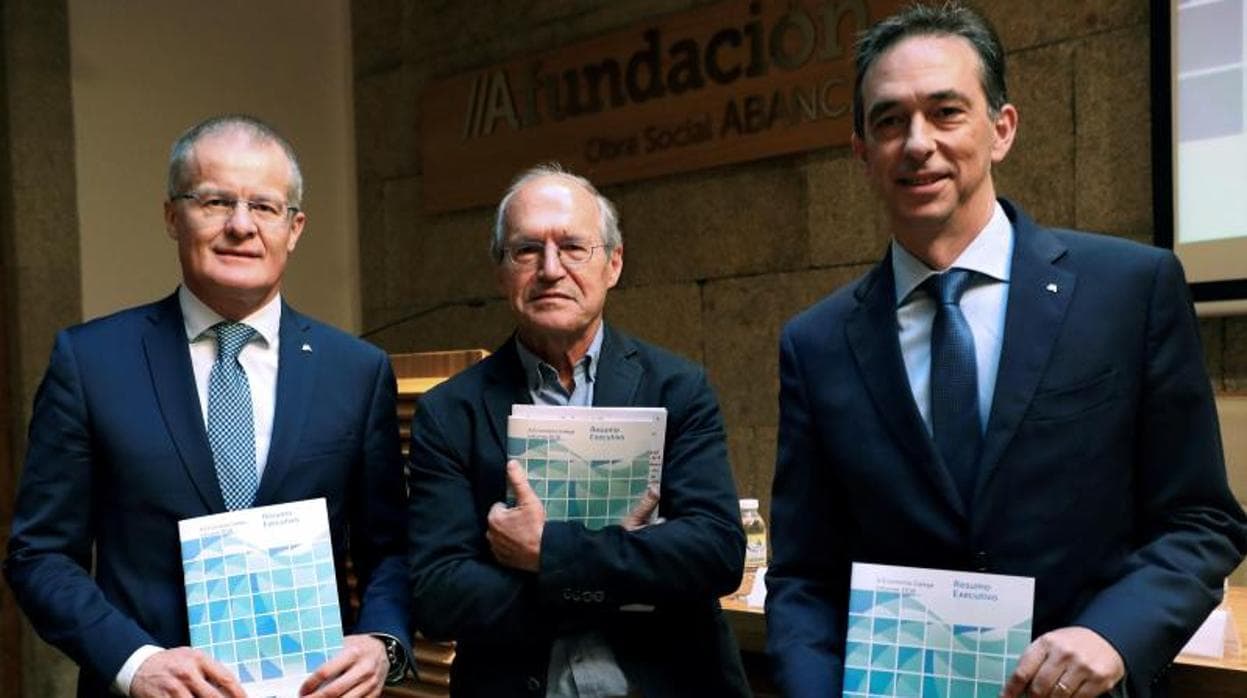 De izquierda a derecha, Veiga, Meixide y Pedro Otero, en la presentación del informe
