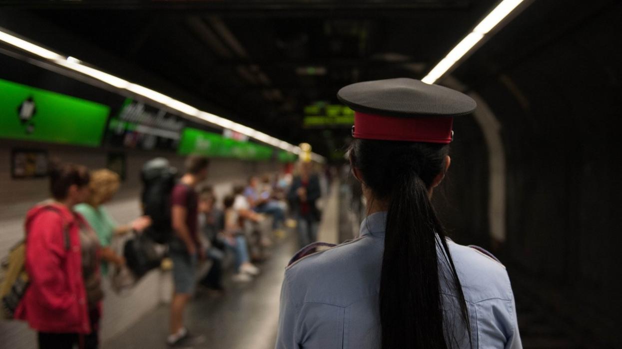 Un mosso, en una imagen de archivo patrullando en el Metro