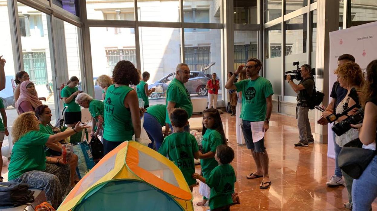 Algunos de los activistas, este jueves en el vestíbulo del Ayuntamiento