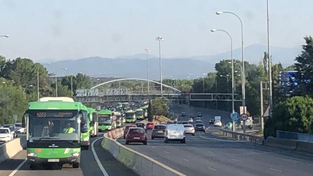 Un grupo de autobuses conducen marcha atrás por el carril bus-VAO en plena A-6