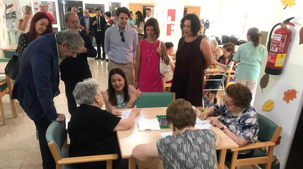 Lola Moreno, consejera en funciones de Políticas Sociales y Familia, visita la Residencia Francisco de Vitoria