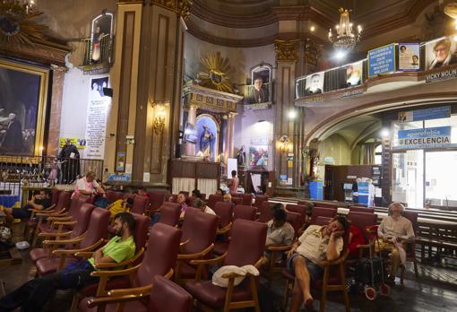 Más de una decena de feligreses reposa en las sillas de la iglesia de San Antón,