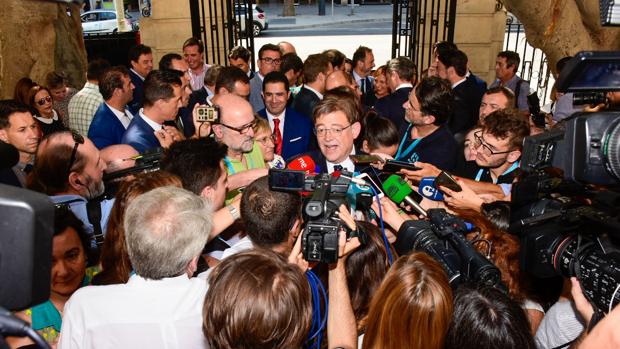 Ximo Puig rehúye dar explicaciones en las Cortes sobre la operación que benefició al medio del que es socio