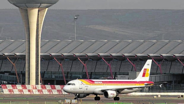 Encuentran un feto momificado en el baño de un avión que aterrizó en la T4 del aeropuerto de Madrid