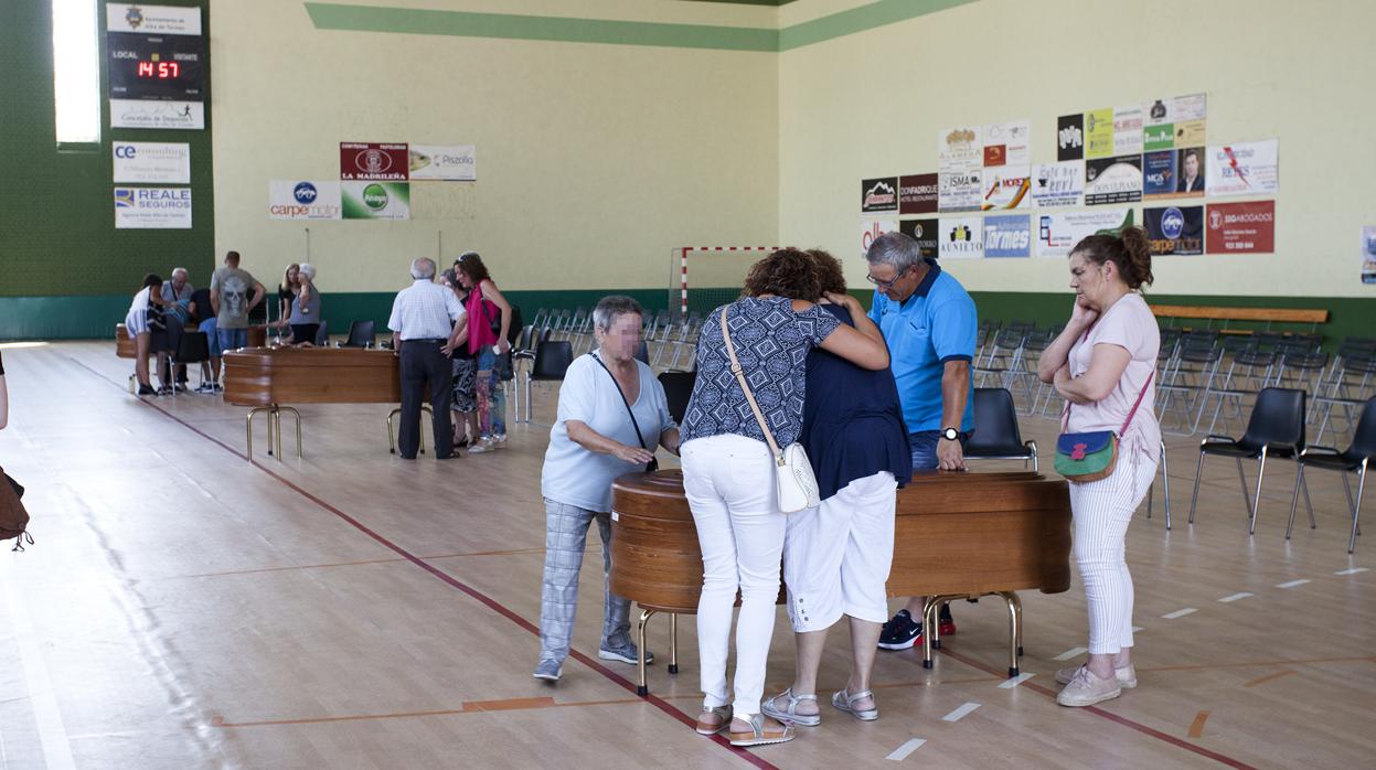 El féretros de los jóvenes fallecidos, en el pabellón de deportes de Alba de Tormes