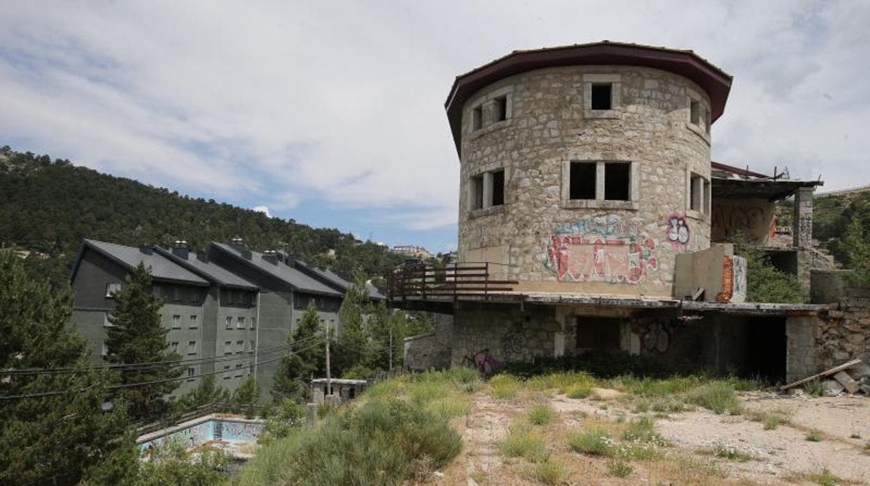 Estado de abandono del antiguo Club Alpino Español, a la entrada del Puerto de Navacerrada