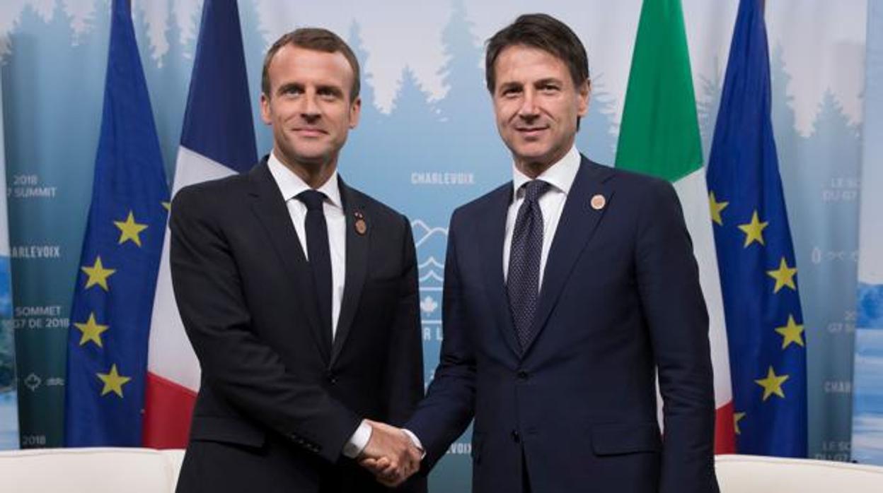 El presidente francés Macron le estrecha la mano al primer ministro italiano, Conte en el G7