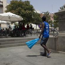 Un hombre pasea por la plaza de Nelson Mandela