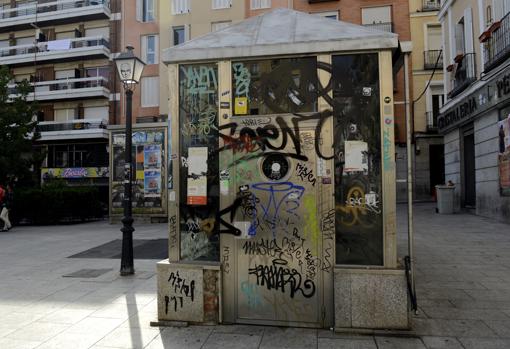 Acceso al garaje subterráneo de la plaza Pedro Zerolo, con numerosos desperfectos y vandalizado con pintadas