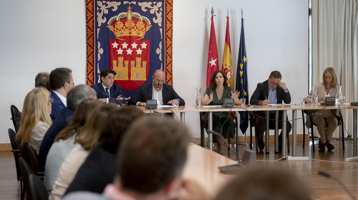 Isabel Díaz Ayuso, ayer, durante la reunión con su grupo parlamentario (PP) en la Asamblea de Madrid