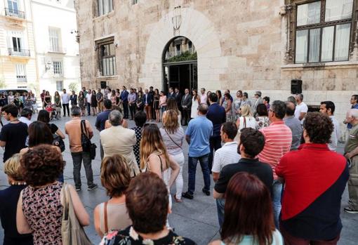 Concentración por el mismo crimen en Valencia, frente al Palau de la Generalitat