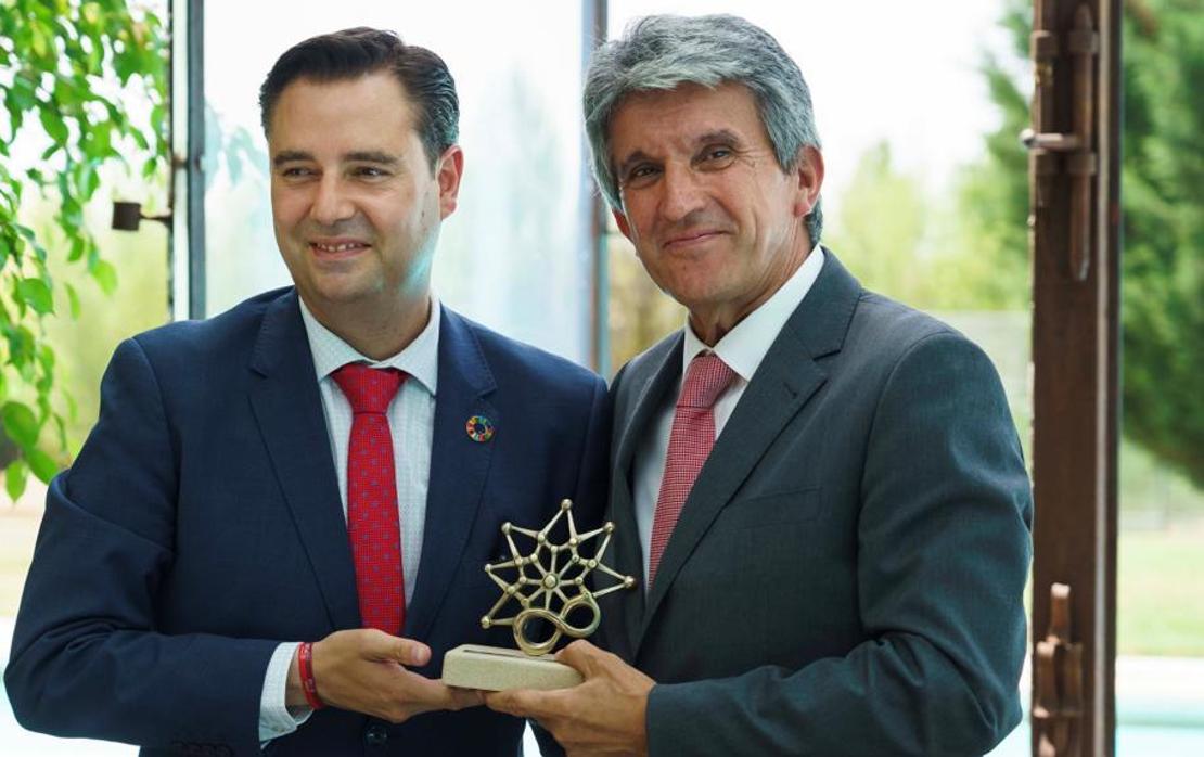 Daniel de la Rosa y José Pablo Sabrido durante la entrega de la réplica «catedral infinita»