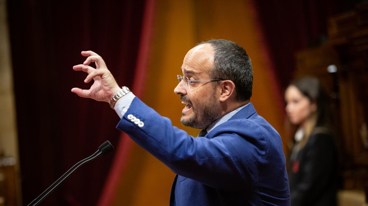 El líder del PP catalán versiona a Manolo Escobar en el Parlament para explicar a Torra qué es la convivencia