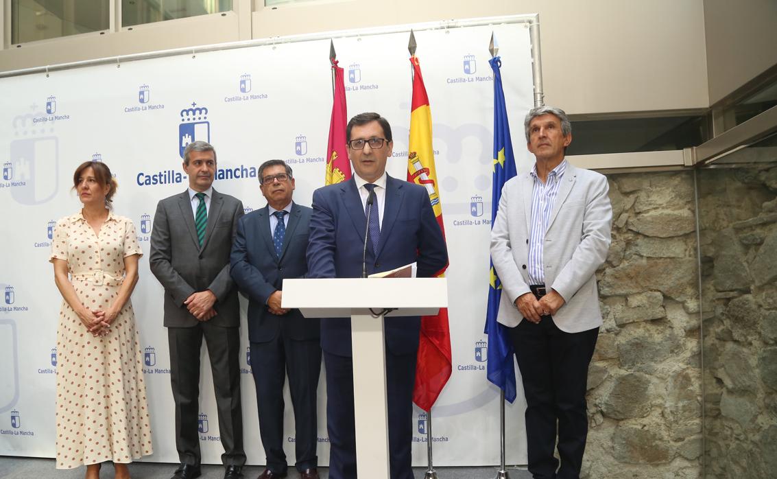 Javier Úbeda, durante la promesa de su cargo, junto con Blanca Fernández y otras autoridades